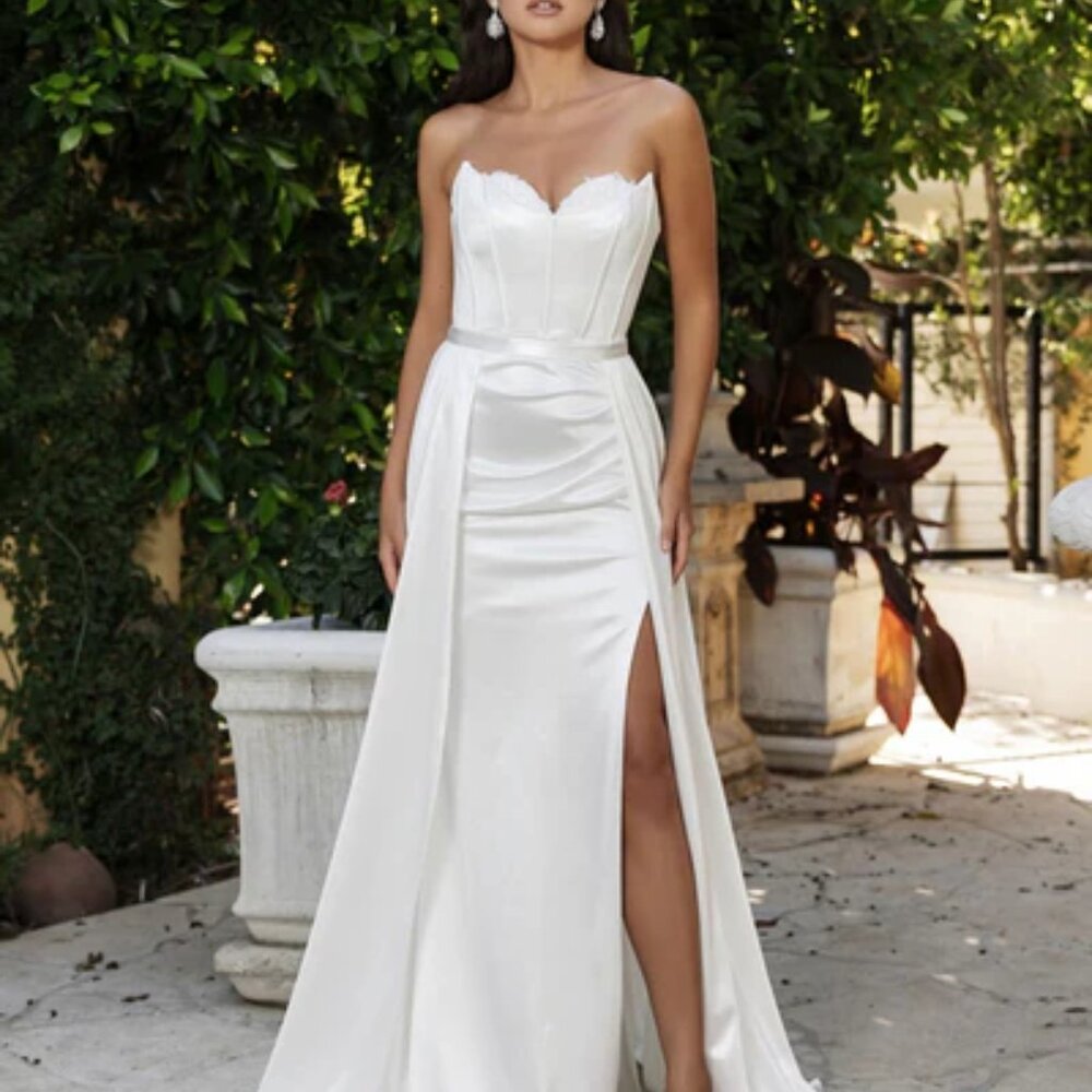 Jersey wedding gown.Fitted corset off white bridal gown